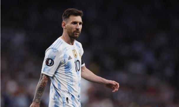 詹姆斯在首节快结束时因旧伤复发倒在地上，尽管他短暂离场后又坚持返回，但湖人总教练沃格尔不得不及时调整轮换阵容_库里_比赛_1